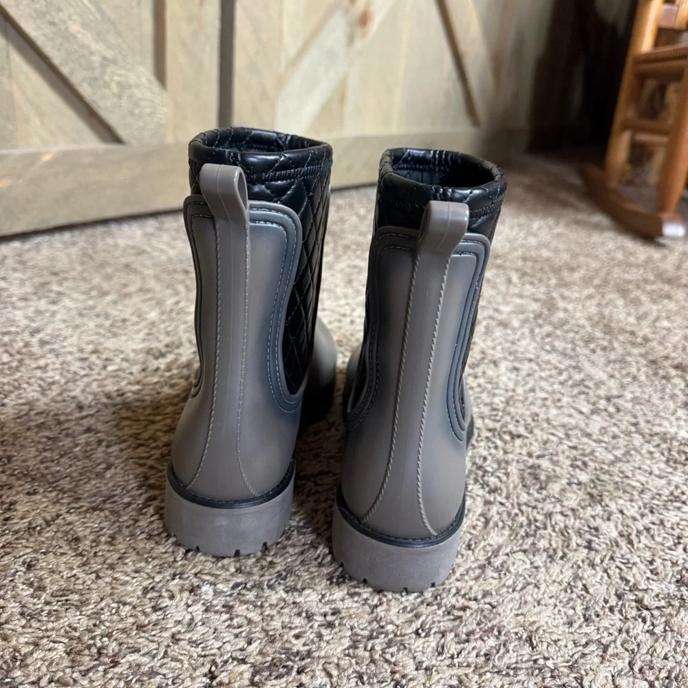 Bernardo Zola taupe color quilted rain boots Made in Brazil Size 7